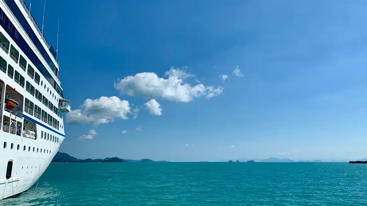 蓝天下碧蓝海面上的一艘大型邮轮